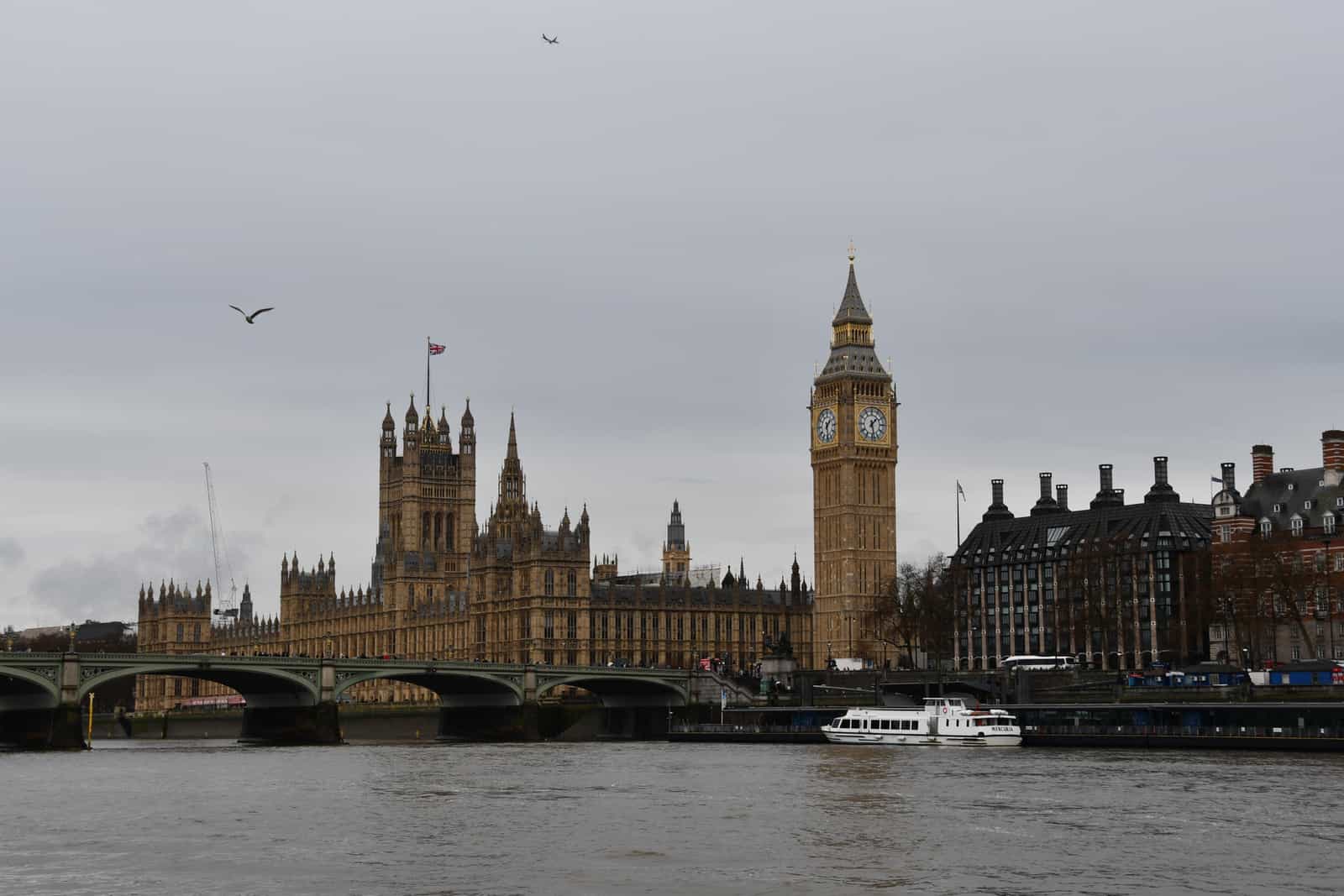 Big Ben y el puente de Westminster sobre el Támesis, Londres