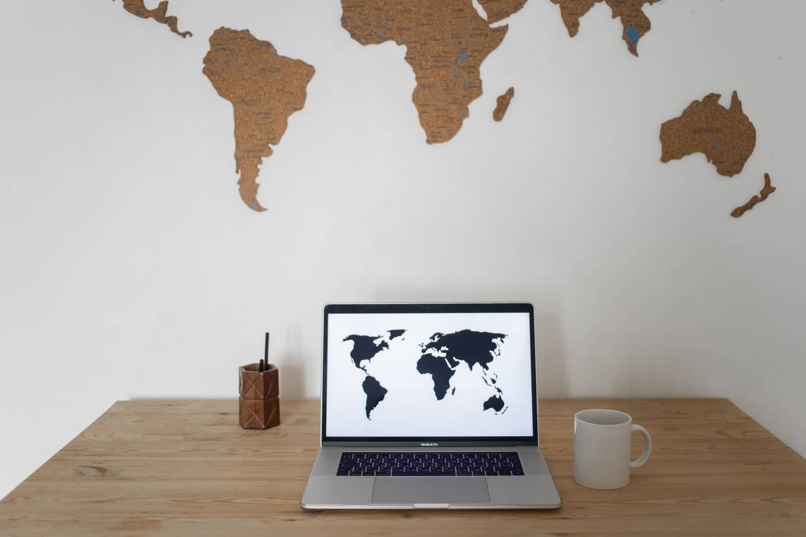 Mapa del mundo en la pared sobre un escritorio