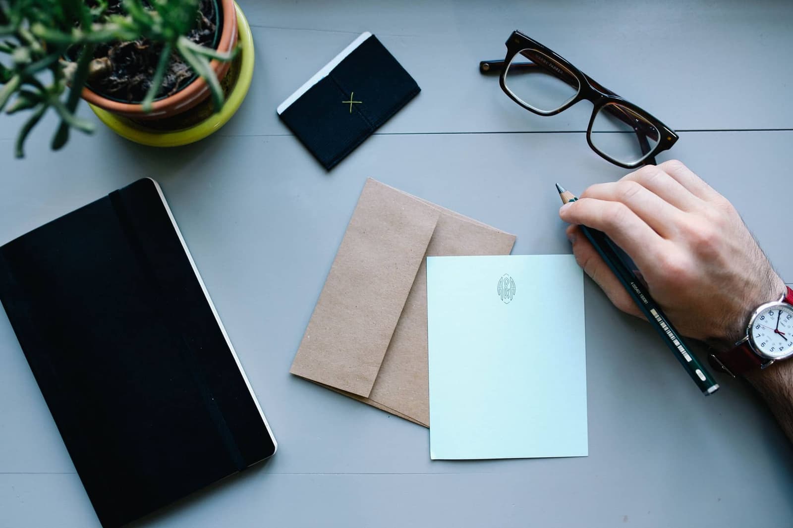 Carta escribiéndose sobre un escritorio